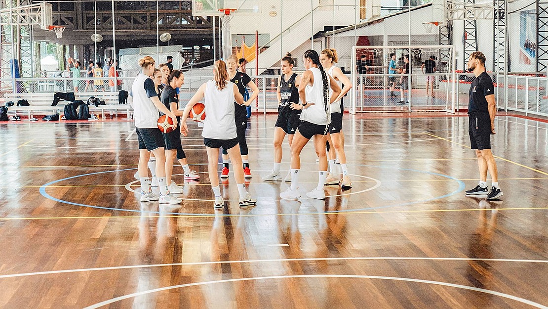 Basketball-Frauen beim Training