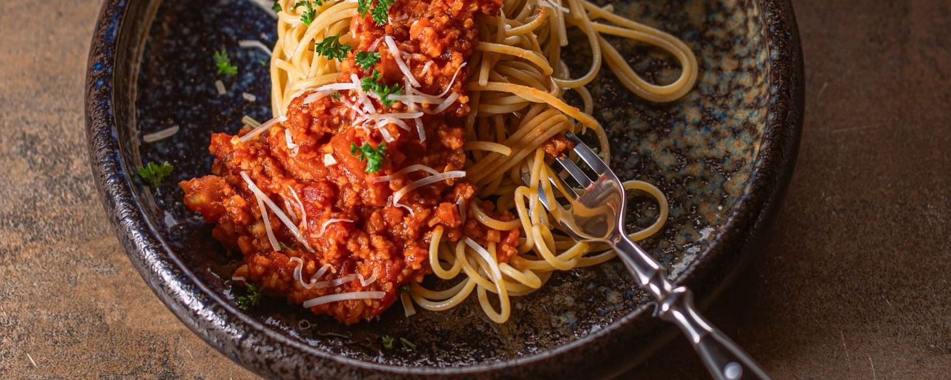 Eine Pfanne mit Spaghetti und Grünkern-Bolognese