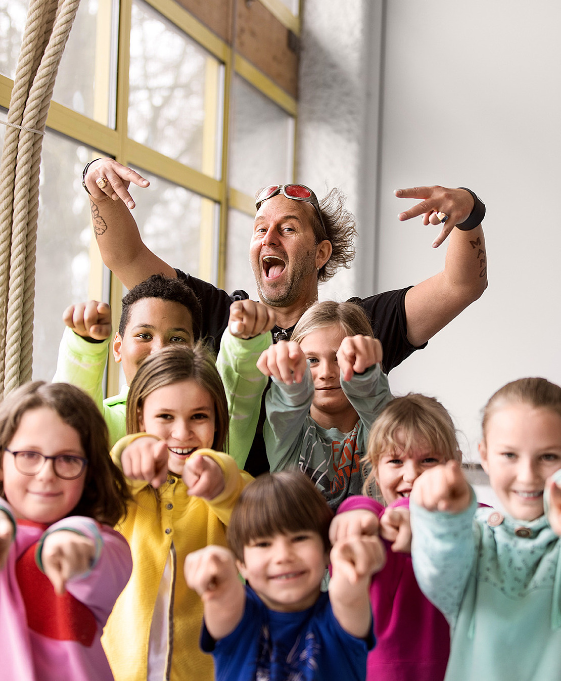 Tom Lehel mit Schulkindern im Vordergrund.