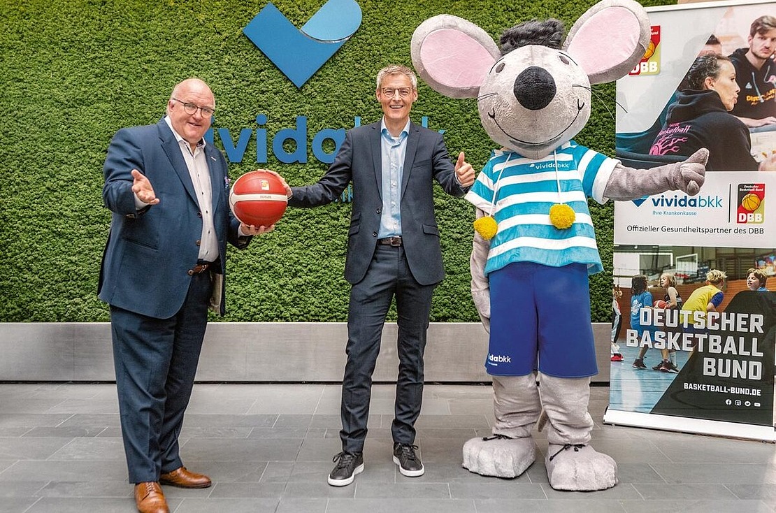 Siegfried Gänsler (Mitte) mit DBB-Präsident Ingo Weiss und dem vivida bkk-Maskottchen Piet Siegfried Gänsler Vorstand vivida bkk mit DBB-Präsident Ingo Weiss und vivida bkk-Maskottchen Piet