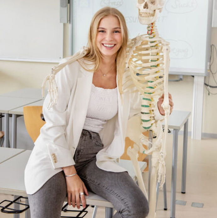 Emma Aust hält medizinisches Skelet im Arm