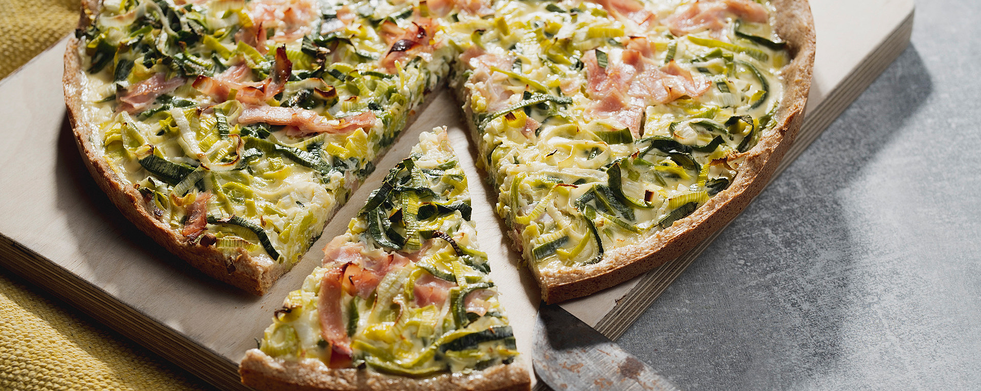 Lauchquiche auf einem Brett