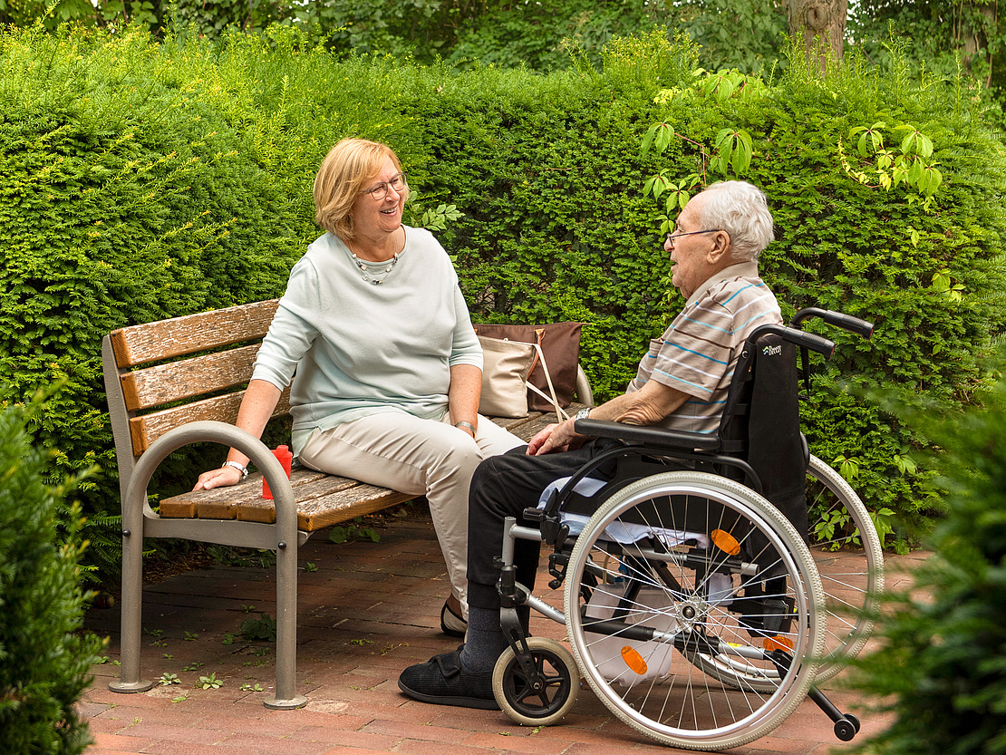 Gabriele Grunow mit ihrem Vater Hans-Jürgen Harzbecker im Garten des Seniorenpflegeheims.