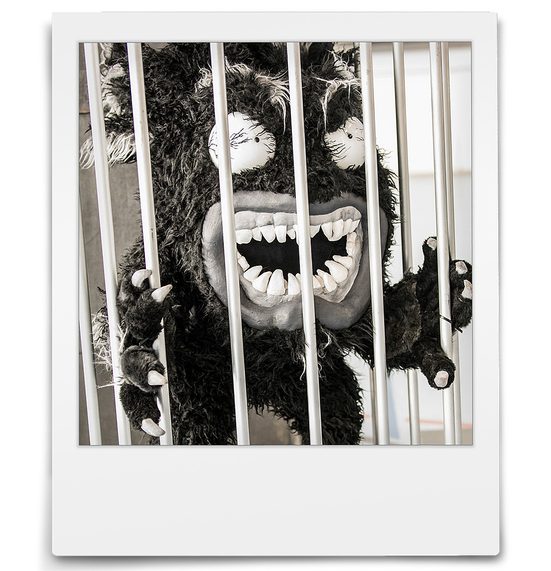 Das Mobbing-Monster hinter Gittern.