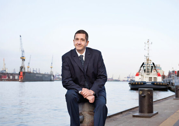 Mann ist in einem Hafen am Wasser