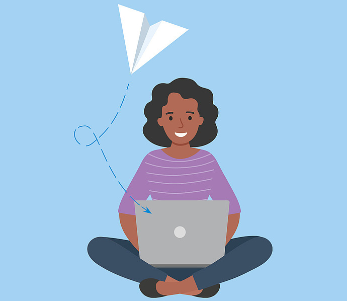 Illustration: Eine lächelnde Person sitzt im Schneidersitz mit einem Laptop auf dem Schoß. Ein Papierflugzeug fliegt an ihr vorbei und hinterlässt eine gestrichelte Spur. Der Hintergrund ist hellblau.