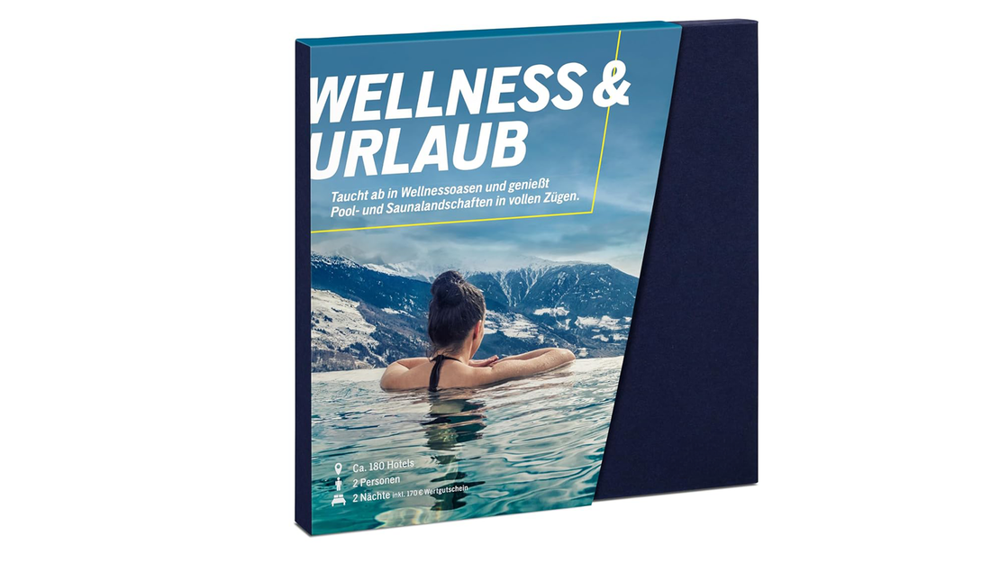 Eine Person entspannt sich in einem von Bergen umgebenen Außenpool, während ein deutscher Text für „Wellness & Urlaub“ sowie Wellnessurlaube in Pool- und Saunalandschaften wirbt.