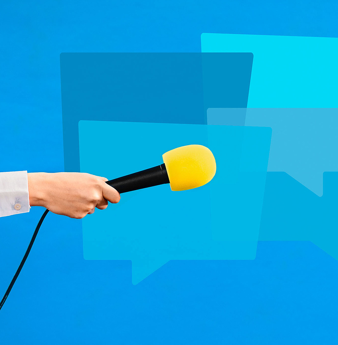Eine Hand, die ein gelbes Mikrofon hält, ist in Richtung überlappender blauer Sprechblasen auf einem hellblauen Hintergrund ausgestreckt und symbolisiert Kommunikation oder ein Interview.