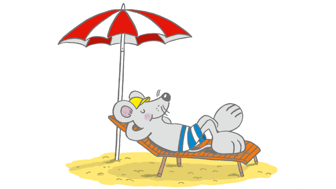 Eine Comic-Maus, Maskottchen Piet der vivida bkk, in Badehose und gelber Mütze entspannt auf einem Liegestuhl unter einem rot-weißen Sonnenschirm und genießt den sonnigen Strand.