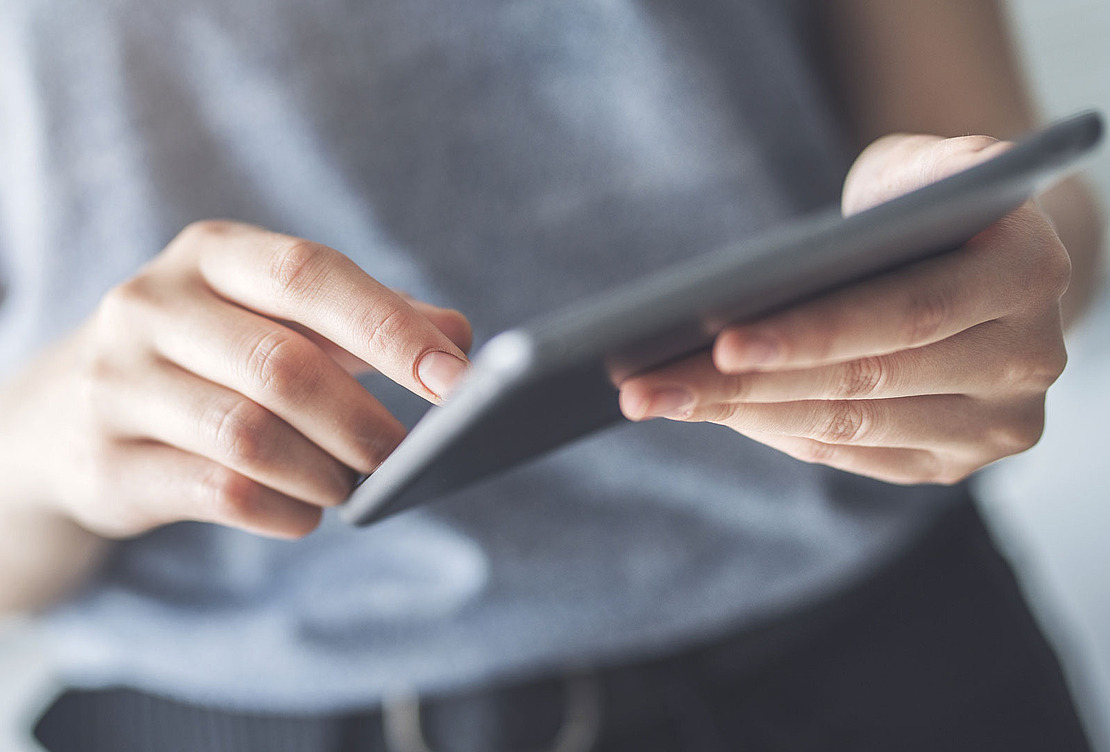 Frau nutzt ein Tablet.