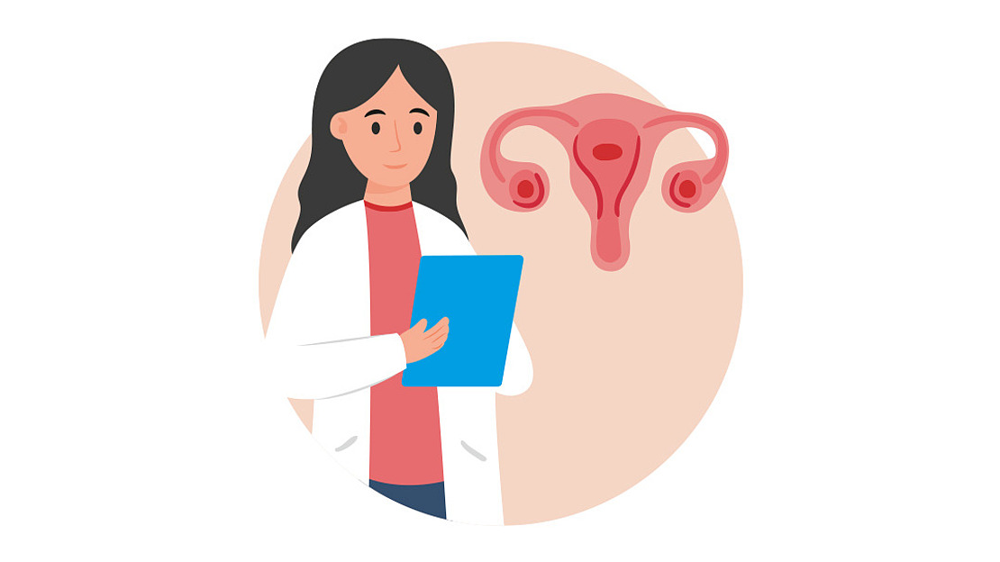 Abbildung einer Ärztin mit schwarzen Haaren, die ein blaues Klemmbrett hält und neben einem Diagramm einer menschlichen Gebärmutter steht. Sie trägt einen weißen Kittel und steht vor einem runden beigen Hintergrund.