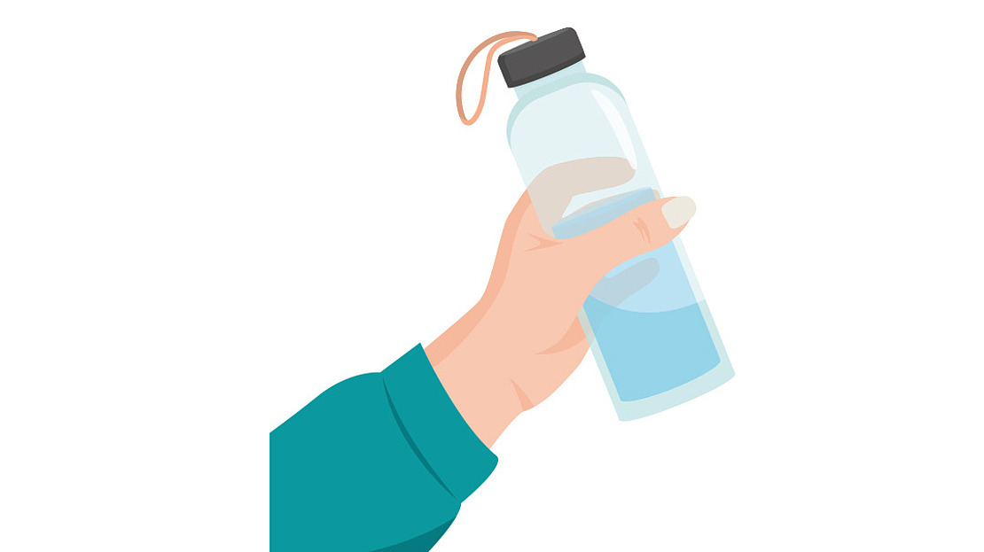 Abbildung einer Hand, die eine transparente Wasserflasche mit grauem Deckel und Schlaufenband hält. Die Flasche ist teilweise mit hellblauer Flüssigkeit gefüllt, und die Person trägt einen blaugrünen Ärmel.