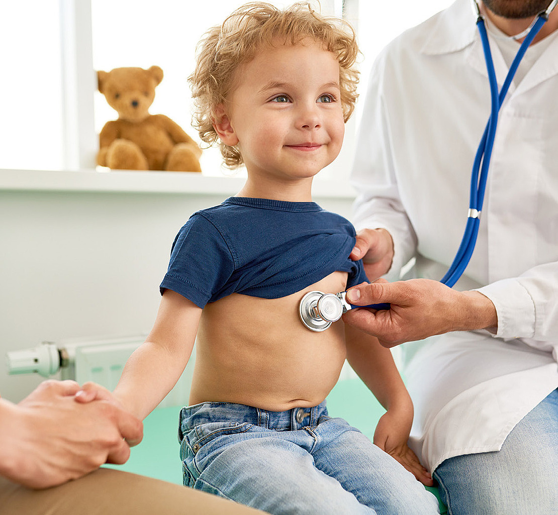 Arzt untersucht kleines Kind mit dem Stethoskop