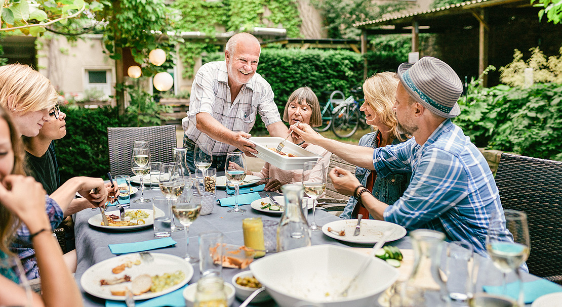 Gruppe Menschen beim Essen